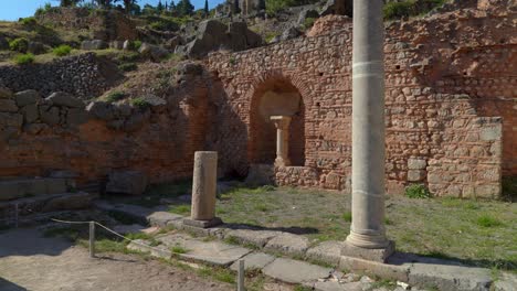 Schrein-Und-Mauern-Der-Antiken-Agora-In-Der-Archäologischen-Stätte-Delphi