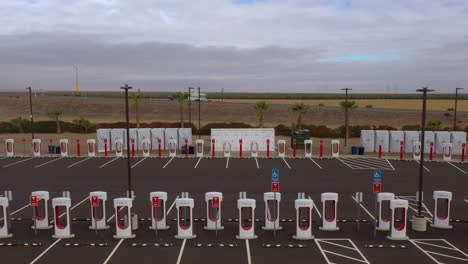 Größte-Tesla-Supercharger-Station-Der-Welt-über-100-Ladestationen,-Eine-Erweiterung-Des-Harris-Ranch-Superchargers,-Kalifornien