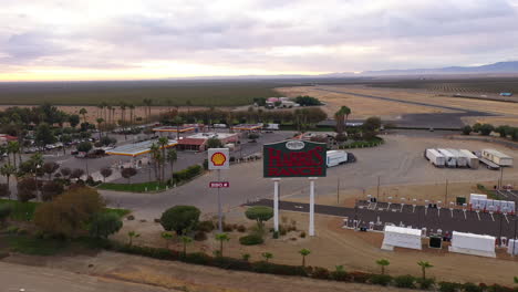 Dron-Orbita-Alrededor-Del-Rancho-Harris-Y-El-Cartel-De-La-Gasolinera-Shell