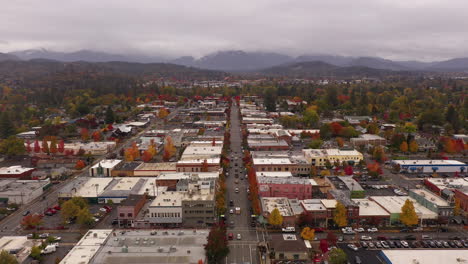 Grants-Pass,-Oregon.-Historische-Innenstadt.-Drohne-Rückwärts