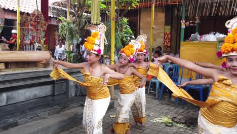 Balinesische-Mädchen-Spielen-Mit-Ihren-Händen,-Schöne-Tanzchoreographie,-Balinesisches-Tanzerbe-Der-Unesco,-Rejang-Dewa