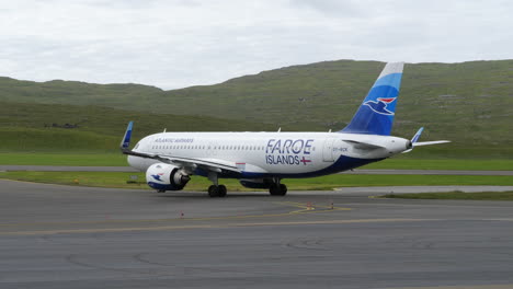 Avión-De-Pasajeros-Rodando-En-El-Aeropuerto-De-Vágar-En-Las-Islas-Feroe-Verdes