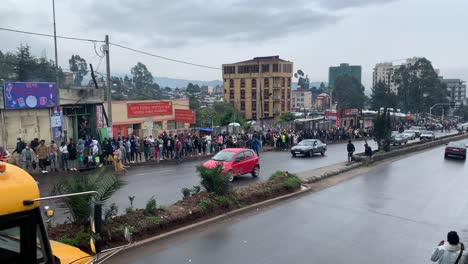 Largas-Colas-Esperando-El-Transporte-Público,-Addis-Abeba,-Etiopía
