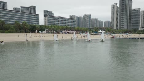 Segelboot-Club-Unterricht-Am-Strand-Im-Erholungsgebiet-In-China-An-Einem-Bewölkten-Tag