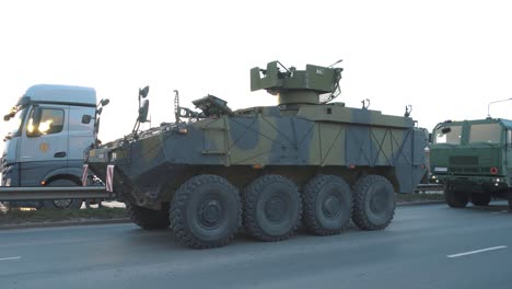 18-De-Noviembre-De-2022-Riga,-Letonia:-Tanques-Y-Soldados-De-La-Otan-En-El-Desfile-Militar-En-Riga,-Letonia