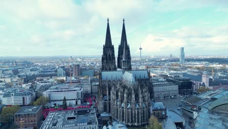 Rotating-aerial-view-of-the-Cologne-Cathedral-with-a-view-of-the-city-of-Cologne-in-the-background,-on-a-cool-autumn-morning