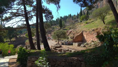 Ausgrabungsstätte-Delphi-Mit-Hohen-Bergen-Im-Hintergrund