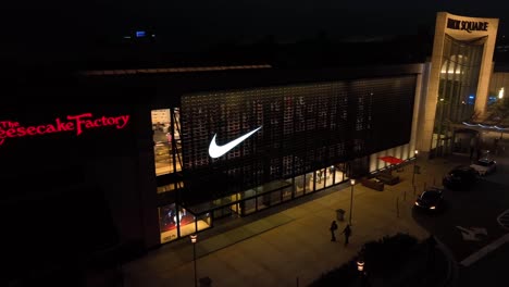Nike-Store-In-Der-Nacht