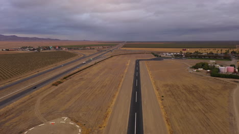 Pista-De-Aterrizaje-Junto-A-La-Autopista-5