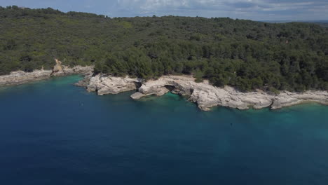 Drohnenaufnahme-Einer-Steilküste-In-Kroatien---Drohne-Zeigt-Kristallklares-Wasser-Und-Eine-Felsige-Bucht