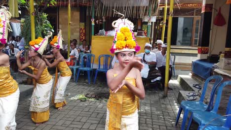 Gente-De-Bali,-Hinduismo,-Niñas-Pequeñas-Bailan-En-El-Templo-Balinés,-Cultura,-Ceremonia-La-Coreografía-Rejang-Dewa