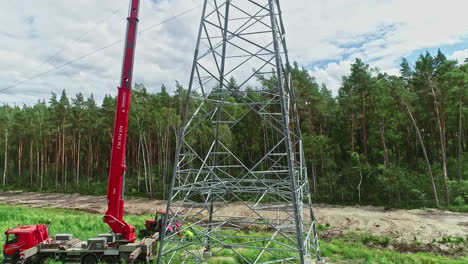 Usando-Una-Grúa-Para-Erigir-Una-Torre-De-Transmisión-En-El-Campo-Letón---Vista-Aérea