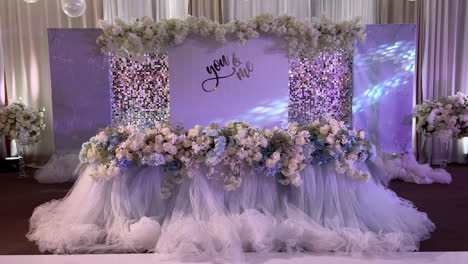 Wunderschön-Geschmückter-Hochzeitstisch-Mit-Künstlichen-Blumen-Und-Beleuchtet
