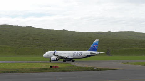 Atlantic-Airways-Airbus-A320-En-La-Calle-De-Rodaje-Del-Aeropuerto-De-Vagar-En-Las-Islas-Feroe