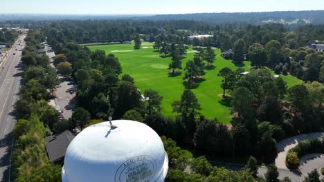 Steigende-Antenne-Der-Stadt-Augusta,-Georgia,-Und-Des-Nationalen-Golfplatzes