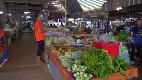 Asiatische-Frau,-Die-Frisches-Bio-Gemüse-Auf-Dem-Asiatischen-Basarmarkt-Im-Innenbereich-Kauft