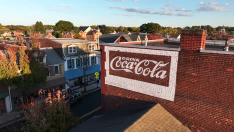 Cartel-De-Coca-Cola-De-Bebida-A-La-Antigua-En-Un-Lado-De-Un-Edificio-De-Ladrillo-En-Una-Pequeña-Ciudad-De-América