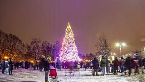 árbol-De-Navidad-En-Medio-De-La-Plaza-De-La-Ciudad-En-Invierno