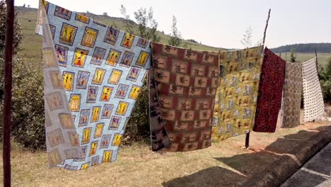 Schöner-Afrikanischer-Stoff-Flattert-In-Zeitlupe-Auf-Einer-Wäscheleine-Auf-Einem-Markt-In-Afrika