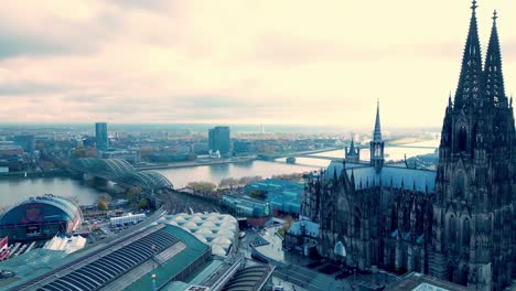 Aerial-footage-of-the-Cologne-Cathedral-with-a-view-of-the-Rhein-river-in-the-background-on-a-cool-autumn-morning
