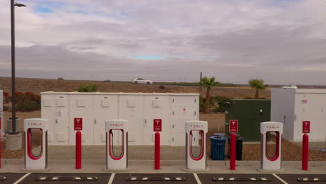 Tesla-Supercharger-Station-Mit-Vielen-Ladestationen,-Die-Alle-Mit-Solarenergie-Betrieben-Werden