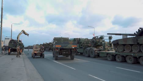 18.-November-2022-Riga,-Lettland:-Nato-panzer-Und-Soldaten-Bei-Der-Militärparade-In-Riga,-Lettland