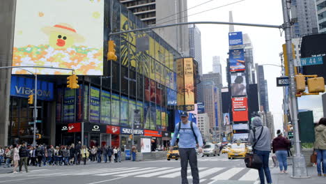 Timelapse-Times-Square-with-traffic-and-people