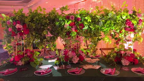 Wunderschön-Geschmückter-Hochzeitstisch-Mit-Künstlichen-Blumen-Und-Beleuchtet