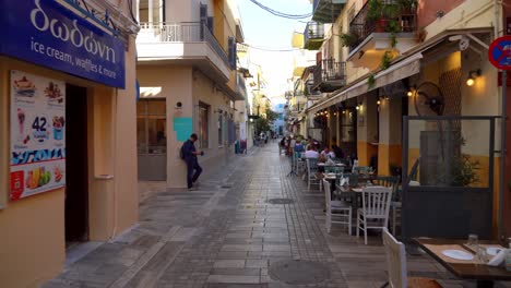 Listo-Para-Servir-Restaurantes-En-El-Casco-Antiguo-De-Nafplio-En-Grecia