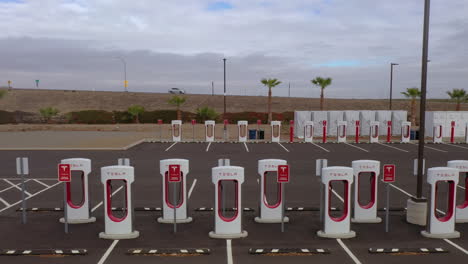 Tesla-Supercharger-Station-Mit-Vielen-Ladestationen,-Die-Alle-Mit-Solarenergie-Betrieben-Werden