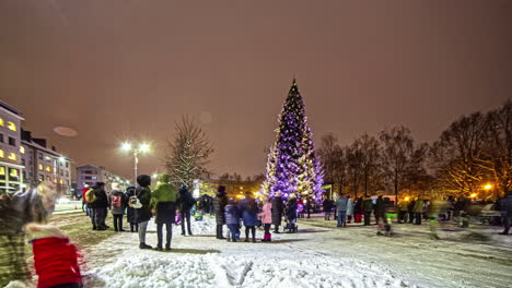 Weihnachtsbaum-Im-Stadtzentrum---Festlicher-Nächtlicher-Zeitraffer