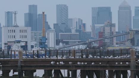Themse-Industrie-Mit-Canary-Wharf-Im-Hintergrund,-Düsteres-Londoner-Stadtbild