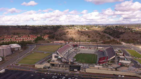 El-Nuevo-Estadio-De-Fútbol-Snapdragon-En-El-Valle-De-La-Misión,-Amplia-órbita-De-Drones