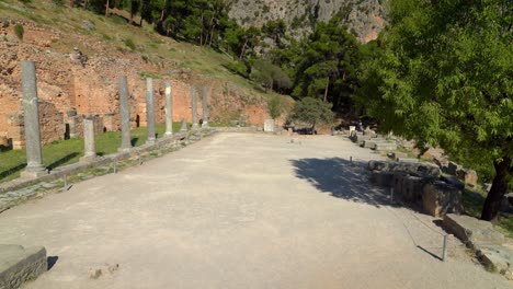 Plaza-Der-Antiken-Agora-In-Der-Archäologischen-Stätte-Von-Delphi