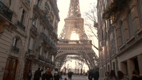 Eiffelturm-Bei-Sonnenuntergang-In-Paris,-Frankreich