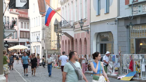 Pancartas-Apoyando-A-Ucrania-Atadas-En-Barandillas-Fuera-De-La-Embajada-Rusa-En-Tallinn,-Estonia-Con-Gente-Caminando