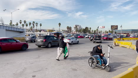 Cars-and-vendors-at-the-border-crossing-in-Tijuana