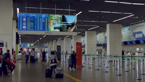 Die-Informationstafeln-In-Den-Korridoren-Mit-Den-Abflugzeiten-Der-Verschiedenen-Internationalen-Flüge-Am-Flughafen-Brasilia