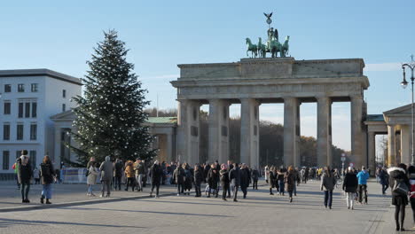 Gente-Frente-A-Brandenburger-Tor-En-Berlín-Durante-La-Temporada-Navideña