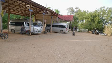 Kenethao-Ländlicher-Van--Und-Busbahnhof-In-Laos
