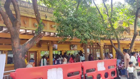 Visitors-Buying-a-Ticket-at-Byculla-Zoo,-Mumbai