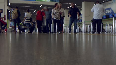 Tief-Auf-Den-Boden-Geschossen-Von-Reisenden,-Die-Mit-Ihrem-Gepäck-Durch-Die-Korridore-Des-Flughafens-Brasilia-Gehen