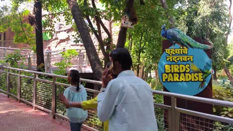 Personas-Que-Visitan-La-Zona-Del-Paraíso-De-Las-Aves-En-El-Zoológico-Byculla-Mumbai