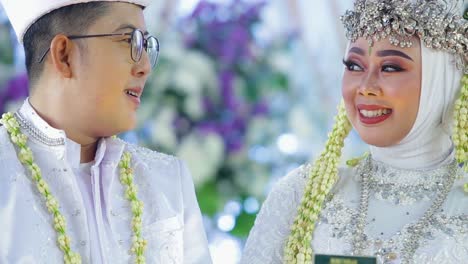 Indonesische-Braut-Und-Bräutigam,-Die-Ehebuch-Halten