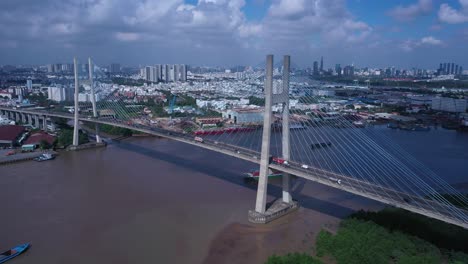 Vista-Aérea-De-Phu-My-Bridge-Sobre-El-Río-Saigon-Con-Transporte-Por-Carretera-Y-Río-En-Un-Día-Soleado