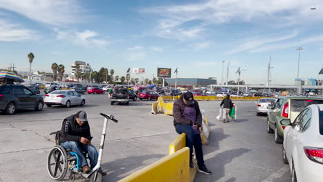 Vehículos-En-Fila-Para-Cruzar-La-Frontera-De-México-A-Estados-Unidos