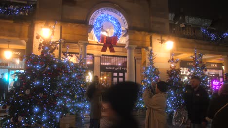 Turistas-En-El-árbol-De-Navidad-De-Covent-Garden-En-Londres,-Inglaterra
