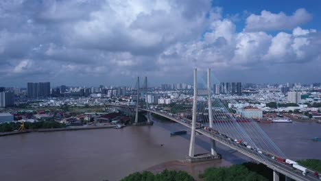 Luftaufnahme-Von-Phu-My-Bridge-über-Den-Saigon-River-Mit-Straßen--Und-Flusstransport-An-Einem-Sonnigen-Tag