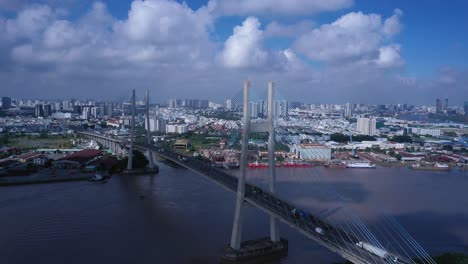 Vista-Aérea-De-Phu-My-Bridge-Sobre-El-Río-Saigon-Con-Transporte-Por-Carretera-Y-Río-En-Un-Día-Soleado