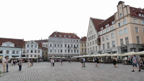 Turistas-En-La-Plaza-Del-Ayuntamiento-De-La-Ciudad-Vieja-De-Tallinn,-Estática,-Cámara-Lenta